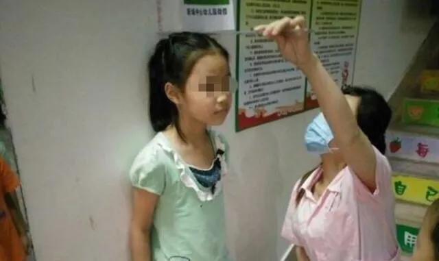 超级宝妈|妈炫耀给女儿天天喝牛奶，却不长个，医生：其实这不是奶，是毒药