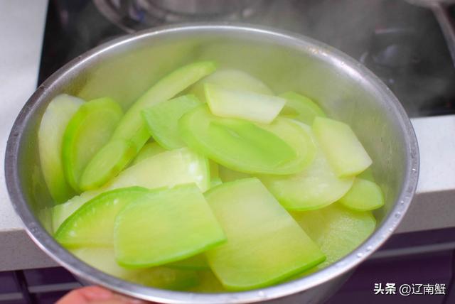 传统萝卜饺子，还是老妈这种方法包出来好吃，鲜香又多汁