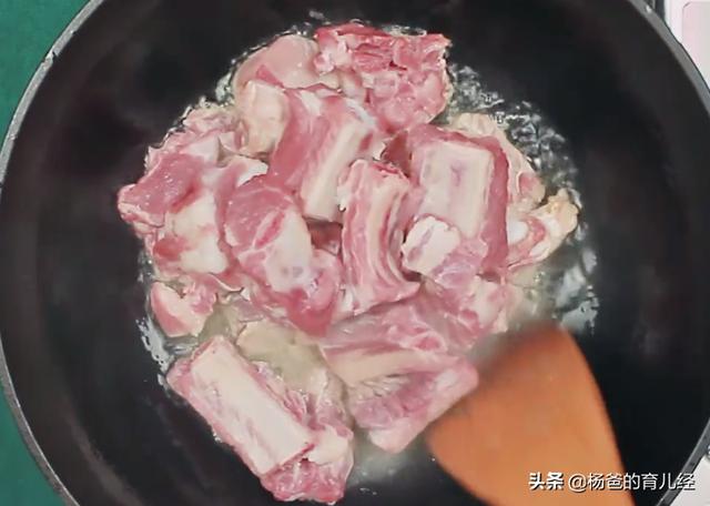 用百香果烹饪排骨真香，果味浓郁，肉嫩营养，孩子爱吃的肉食菜肴