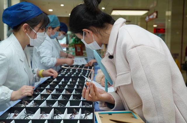 守护“光明”，复旦附属眼耳鼻喉科医院为抗疫医护及子女免费开展近视防控检查