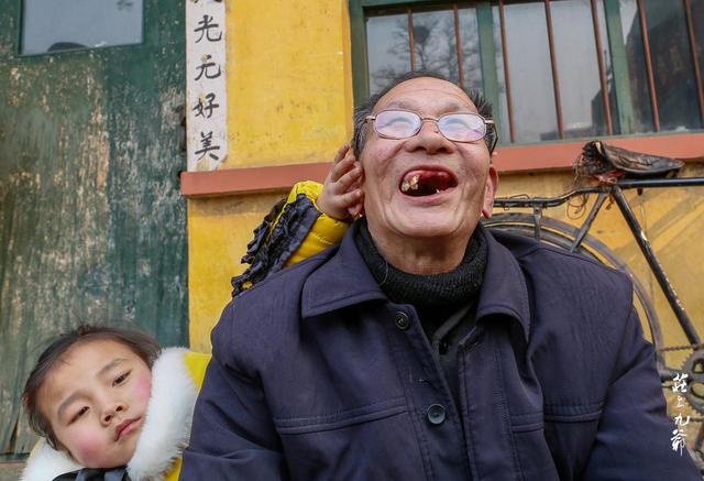 「世界那么大」古镇的古树都长到古宅的房间里了 奇怪的是却名不见经传