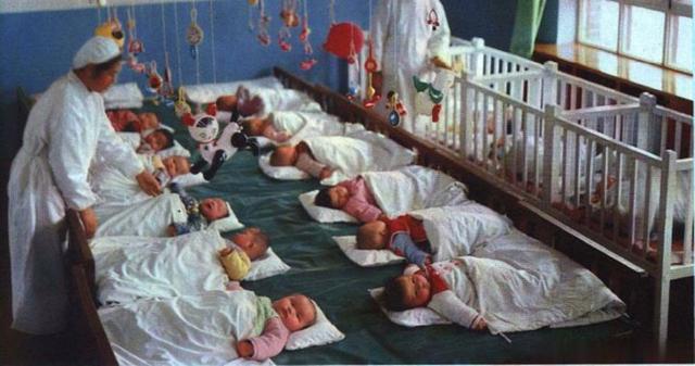 「超级宝妈」宝宝无人照顾，雇保姆还是送“小托班”？两种选择策略大考量