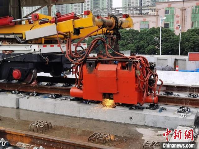 作业|中国首台新能源焊轨机助力“轨道上的大湾区”建设