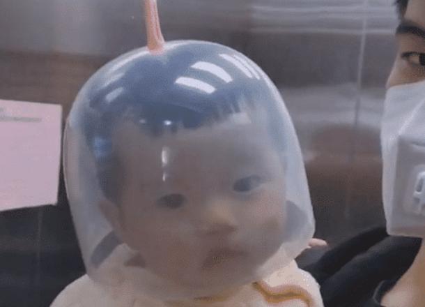 #超级宝妈#“硬核老爸”带娃出门火了，这大概是我见过最拽的“天线宝宝”
