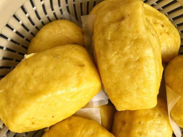 南瓜不要只会熬粥，拿来蒸馒头，香甜松软黄橙橙，小孩子也爱吃