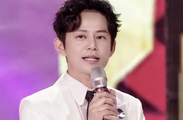 铿锵一族|何炅弯腰主持上热搜：你的用心良苦，要有人懂才有价值