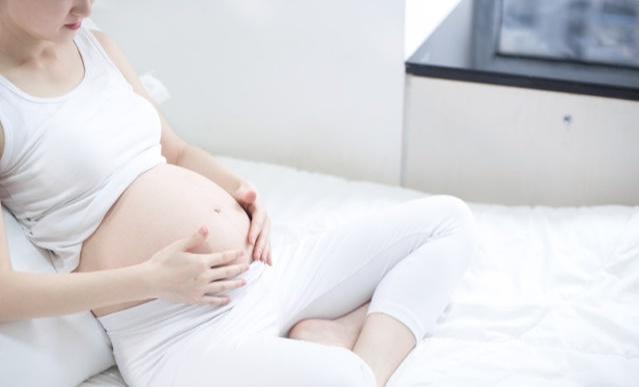 超级宝妈▲走着路就把孩子生了!网友:为何你生孩子如此轻松?