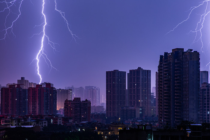 太平洋电脑网▲16岁少年在家玩手机被雷击晕 医生：雷雨天远离电器、金属物体
