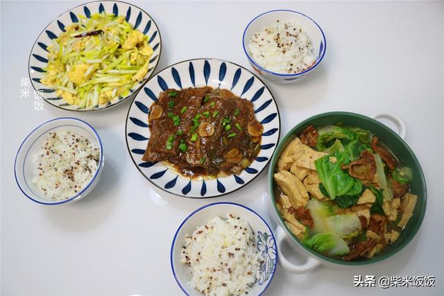 晚餐给家人做了3个菜，搭配藜麦米饭，简单又美味