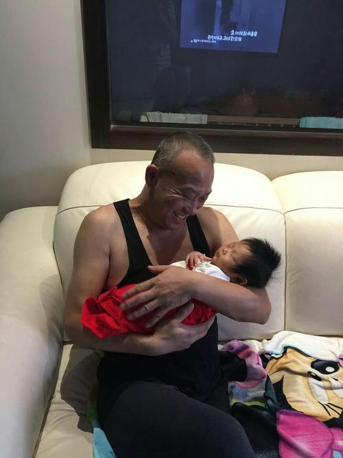 超级宝妈■孙女出生刚抱回家，爷爷笑眯眯地盯着看了一个小时，妈妈不忍打扰