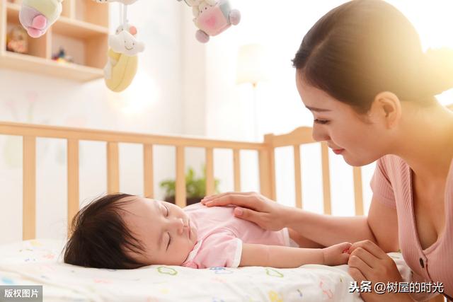 你的育儿经：新生宝宝睡觉总是黑白颠倒，新手爸妈应该如何纠正？试试这样做吧