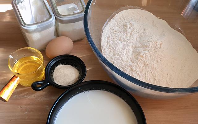 入冬后我常做它，肉松手撕面包，柔软拉丝，早餐吃的饱暖和精神足