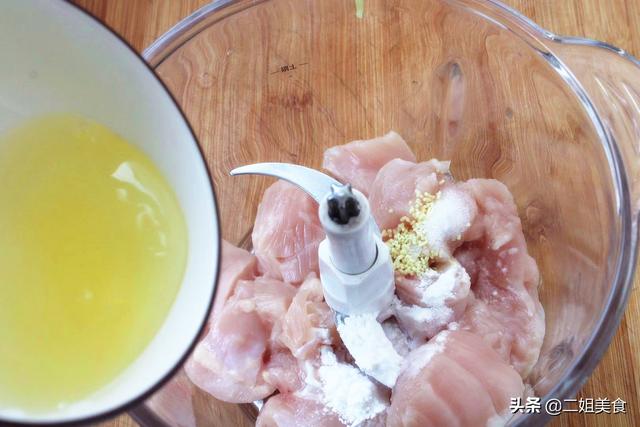 冬天，猪肉牛肉靠边站，这肉营养全面，搭配萝卜做成蒸菜太鲜嫩了