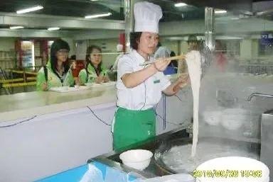 丁亚|从打杂实习生到总经理！金山这位美食家一个面团揉了32年