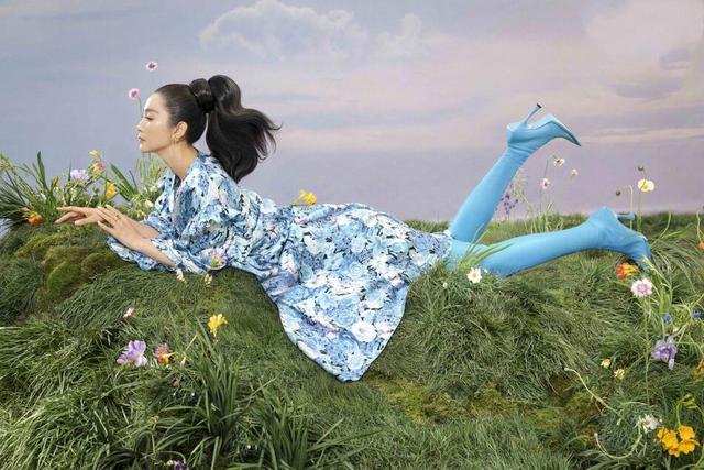 时尚探究社李冰冰梳霸气高马尾,穿花裙挑战田园风格,意外撞脸范冰冰