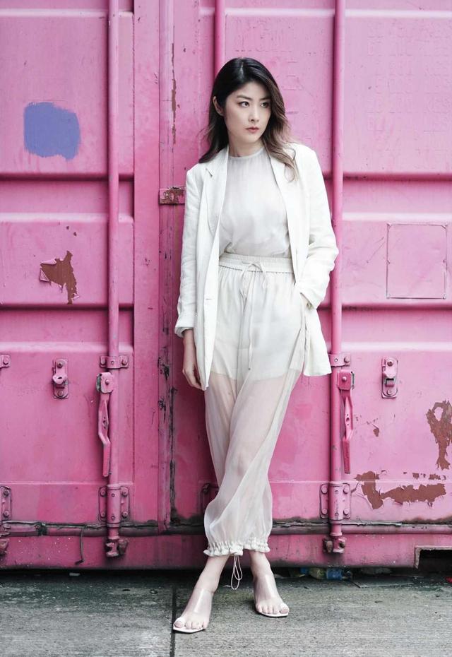 「最时尚」陈慧琳保留着一颗少女心,扎发配粉色连衣裙减龄时髦,少女感爆棚