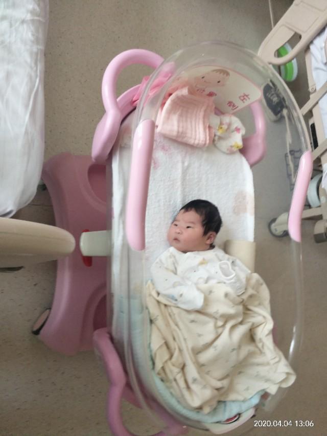 超级宝妈■我的外孙女出生第五天，变化真大，头发特好，今天要出院回家了。