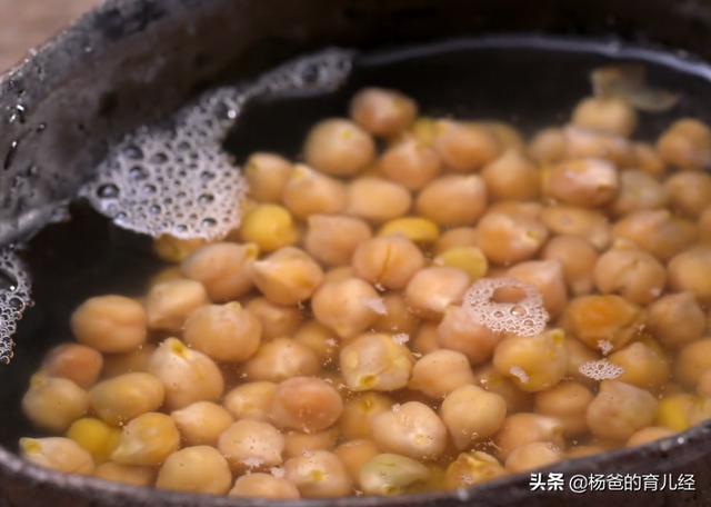 在家教你做好吃的羊肉抓饭，肉嫩鲜香，荤素搭配，家中孩子特爱吃