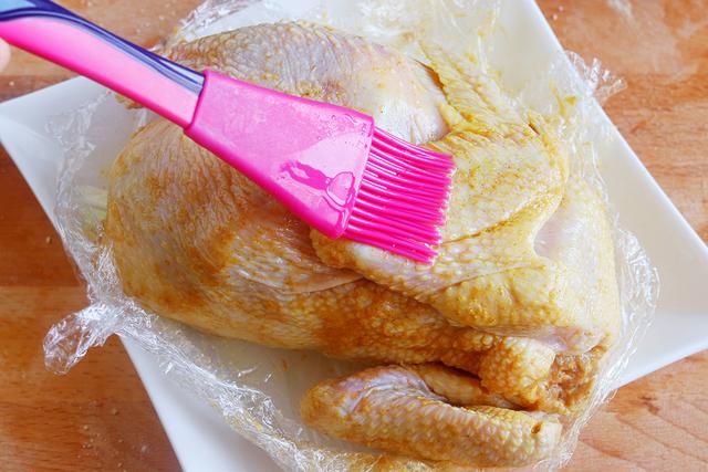 不加一滴水，用家里电饭锅就能轻松做出，鲜香四溢盐焗鸡，太香了