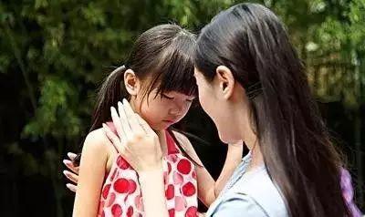 你的育儿经|孩子跪地痛哭：“我不买了！你别打了！”，失控的父母太可怕了