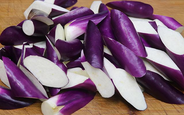 吃腻了大鱼大肉，来一盘酱汁茄子，不蒸不油炸，下酒下饭易操作