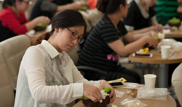 超级宝妈|年轻宝妈想要学明星剖腹产，但医生却建议顺产，剖还是顺区别在这