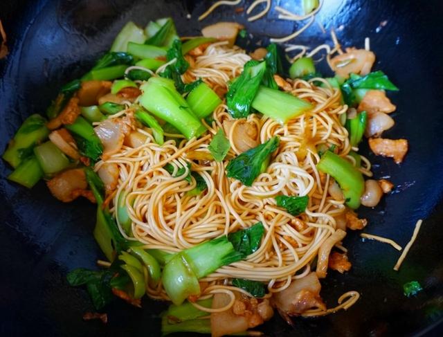 “炒面”是先煮熟还是直接炒？很多人弄错了，难怪你做得不好吃