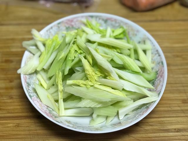 此菜是菜中的“补钙高手”，常见还便宜，孩子常吃身体好