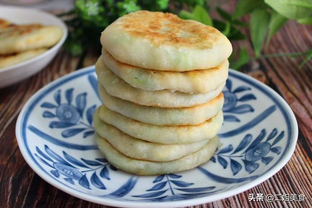 做馅饼时要这样和面，皮薄如纸还不露馅，馅饼外皮凉了也不发硬