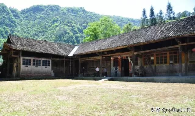 【趣旅游】湖北咸丰：空中看大山深处的堰塘坪