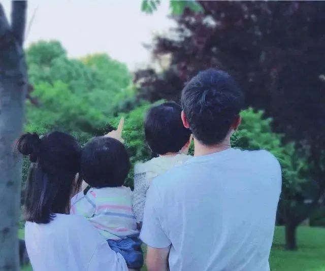 文字上的青年@谢娜深夜紧急呼救，全身颤抖飙冷汗：女人拿命生孩子，到底图什么？！