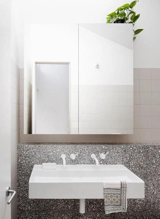 难怪入墙设计广受小户型喜欢，门入墙省空间、水龙头入墙高级