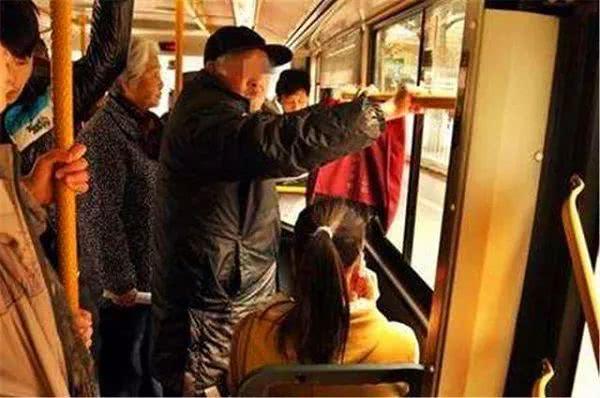 #你的育儿经#大妈为和孕妇抢座大骂:孩子早晚得掉!孕期坐公交如何维护特权?