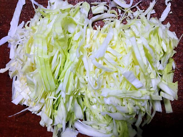 早餐吃蔬菜蛋饼，营养又省时，几分钟搞定，再也不担心吃不上早餐
