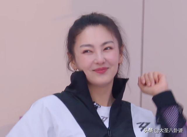 末言雨|张雨绮黄圣依同框唱歌，节目组却忘记开美颜，二人肤色差距很明显