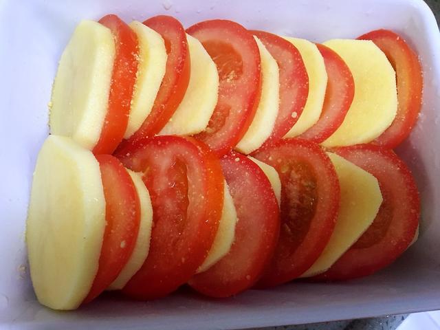 烤土豆味道太单调，搭配番茄和肉末，烤出来更够味