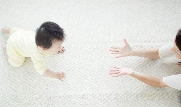 「超级宝妈」学步也有关键期，1岁还不会走路，该担心吗？