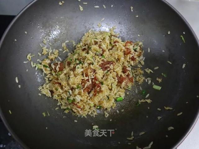这样做出来的炒饭，简直不要太好吃！色香味俱全，好吃到舔盘
