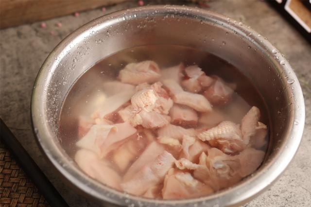 做鸡肉时，记住“2泡2多放”，鸡肉鲜香腥味小，土鸡肉鸡都管用