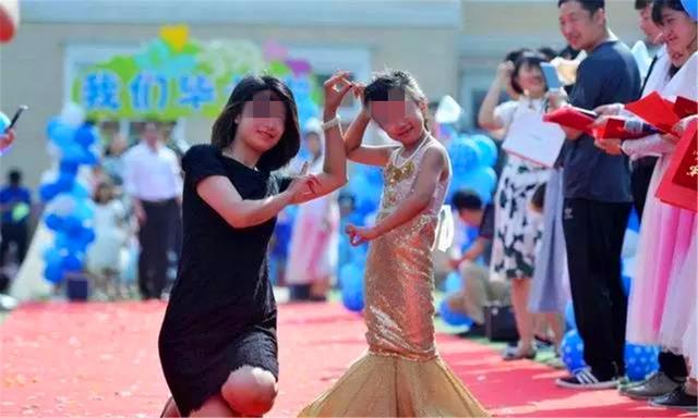 [画说育儿]幼儿园毕业典礼成“上流宴会”，宝妈吐槽却遭怼：没钱就不要硬挤