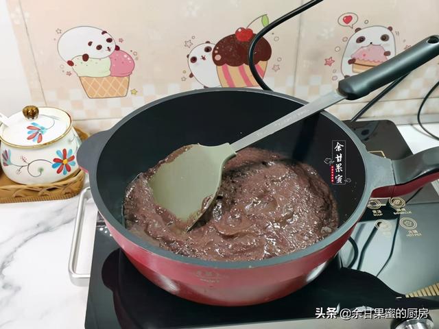 豆沙糯米饼，馅料甜而不腻，外层软糯又香脆，做法也简单