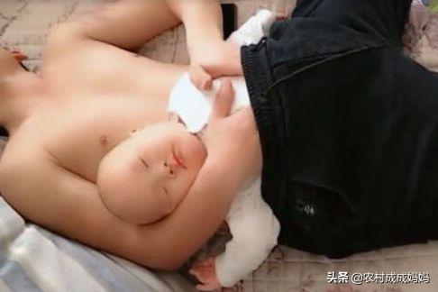 「你的育儿经」大一旬的哥哥抱着弟弟午睡，这样的姿势，让人忍不住笑了