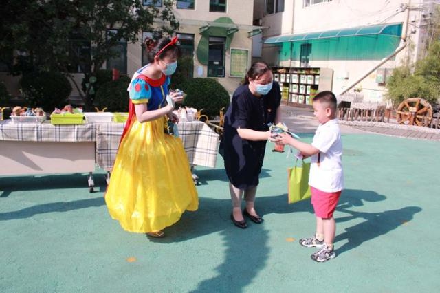 你的育儿经|红毯、气球、拍照墙……天桥区滨河幼儿园开学现场仪式感满满