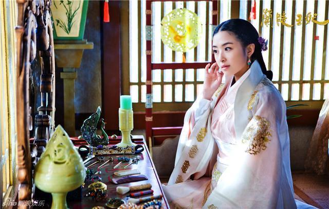 选秀鼻祖“快乐女声”举办已16年，2004那年夏天的“超女”，一个过气，一个消失匿迹电影工厂