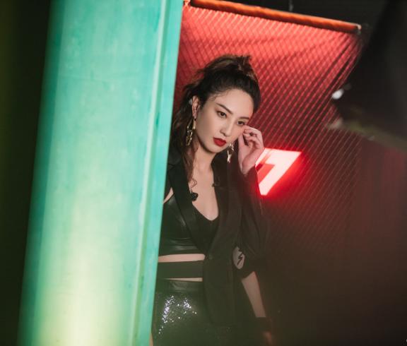 原味哆啦|郑希怡为参加《乘风破浪》减重40斤，看到她的腿后，杨幂都要自卑