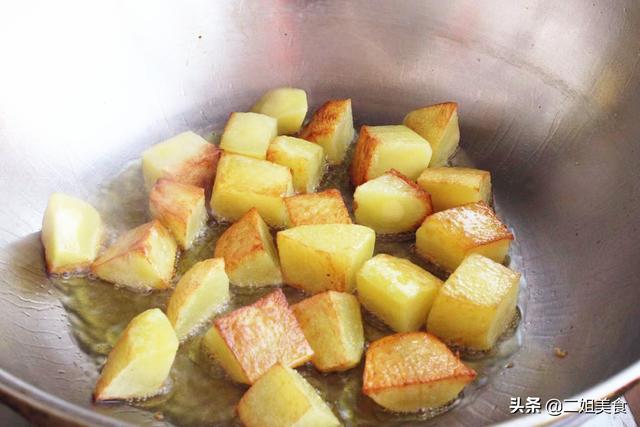 做红烧牛肉，只放生抽就错了，大厨：“多加2白”，入味还不塞牙