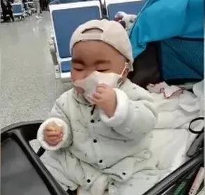 新民晚报：一岁半萌娃“教科书式”吃饼干，咬一口马上戴好口罩！原因让人心疼