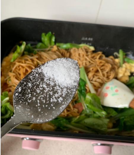 蔬菜放久了不知道怎么处理？试一试这个杂蔬炒面，饭菜一锅出