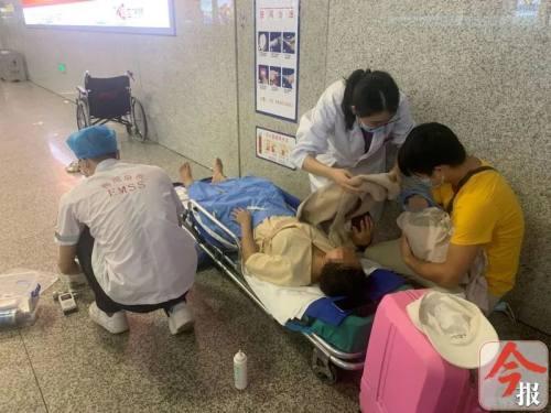 超级宝妈|这个宝宝有点急！孕妇突临盆，火车站通道变“临时产房”