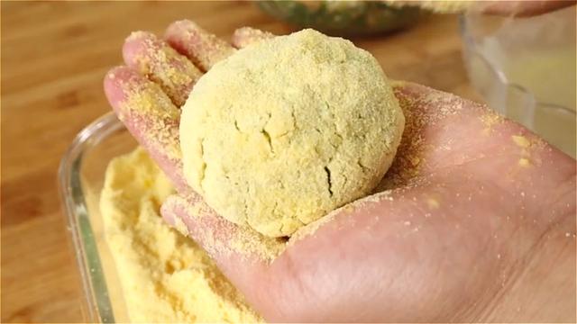 入冬了，我们家迷上吃这个，不和面不揉面，皮薄馅大，营养又美味